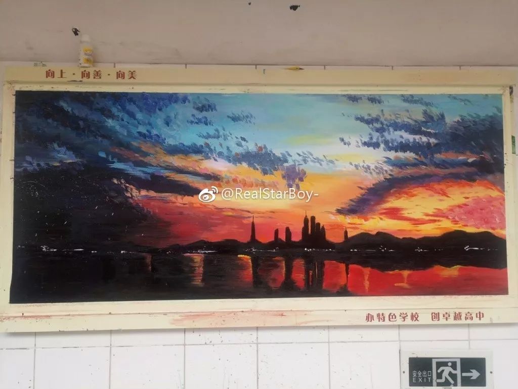 其他黑板报都有用其他水粉丙烯颜料的嫌疑,但这一幅绝对是粉笔!