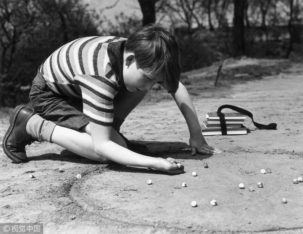 回顾玩弹球的日子,你还记得那些跪在地上的时刻吗