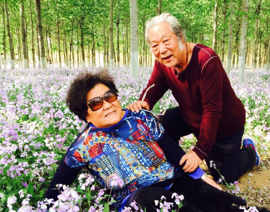 "关中女人"王茜华全家近照,70岁父母很恩爱,儿子像李晨