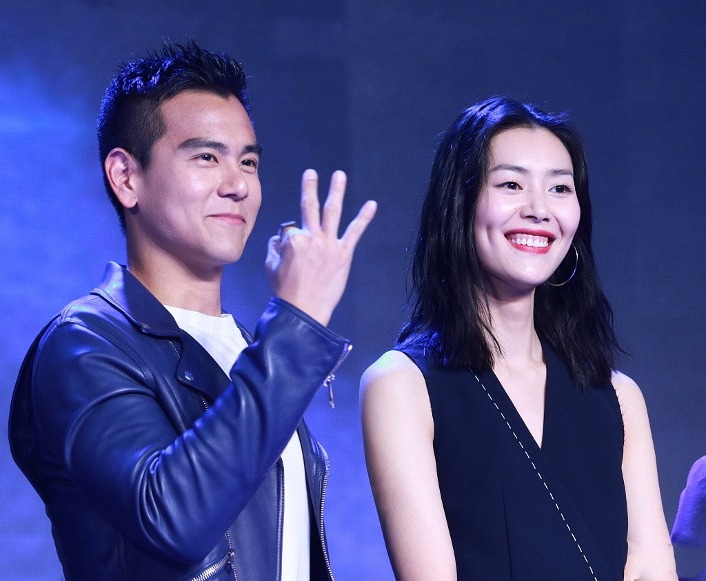 30岁刘雯真会穿,穿条黑裤子腿长赛过彭于晏,网友:腿"精"!