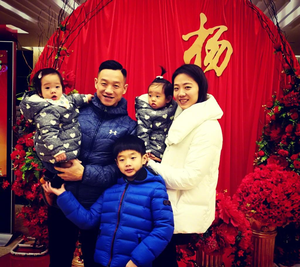 杨威晒全家福!8岁儿子获体操奖牌程菲当他导师,今双胞胎女儿1岁