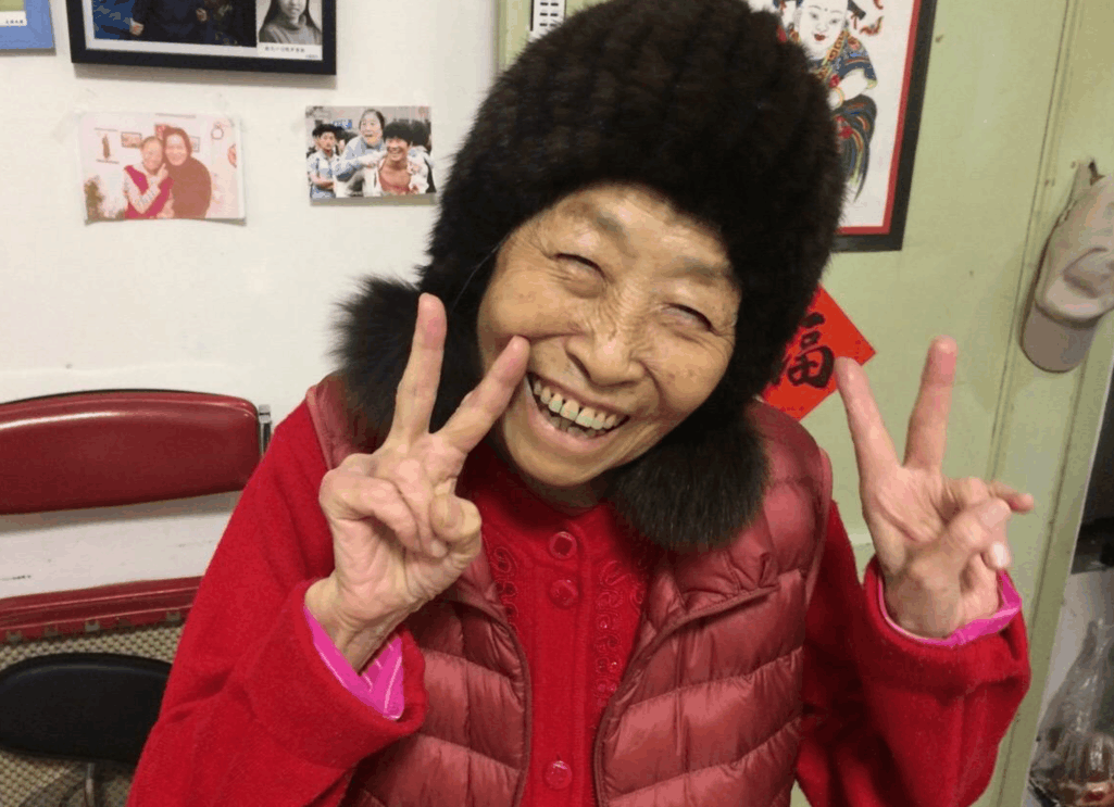 82岁老戏骨张少华发微博给大家拜年,没想到网友却破口大骂!