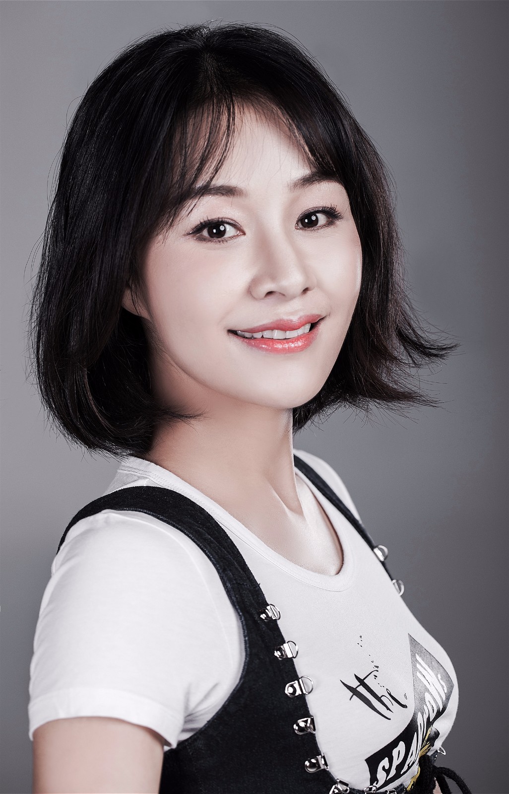 近日,演员胡蓉蓉被曝出一组写真照,照片中的她青春