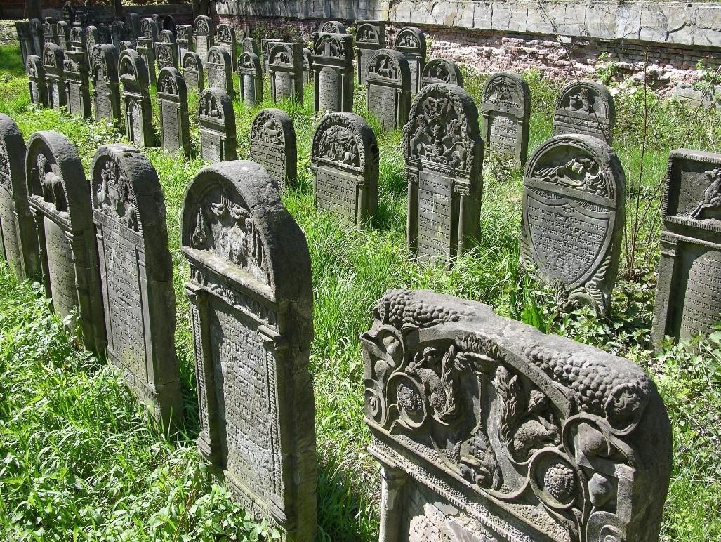 满城遍布战争遗迹:因总理一跪成名,步行十分钟就有一座坟