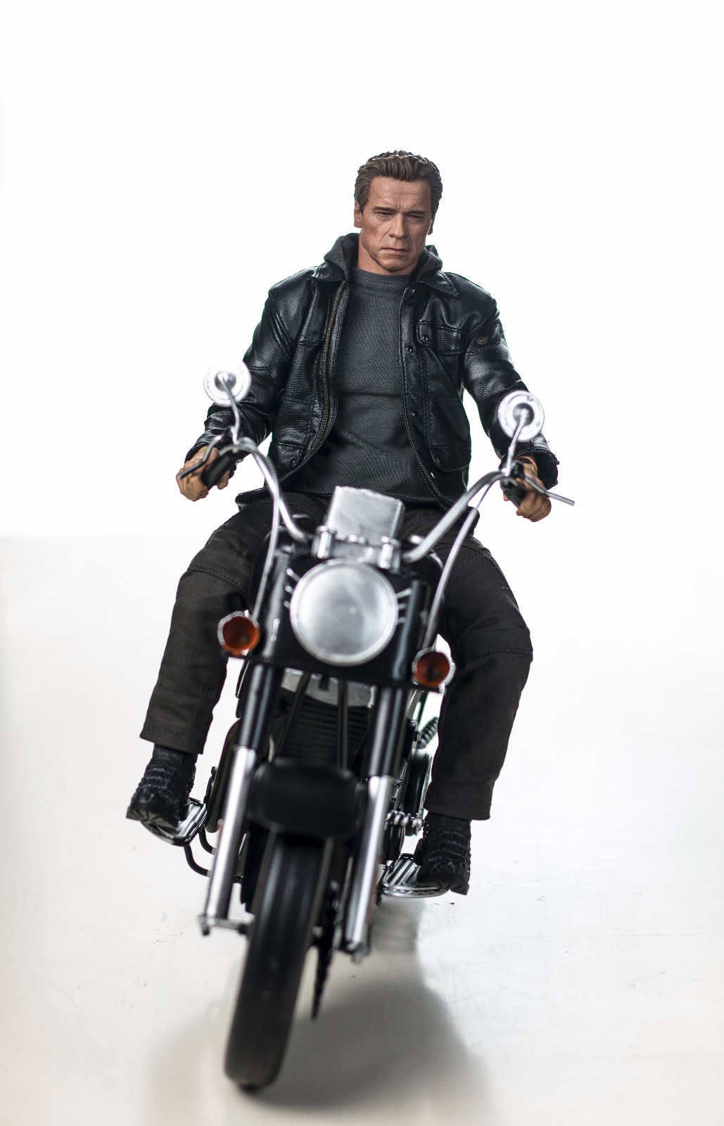 hottoys终结者创世纪t800阿诺施瓦辛格