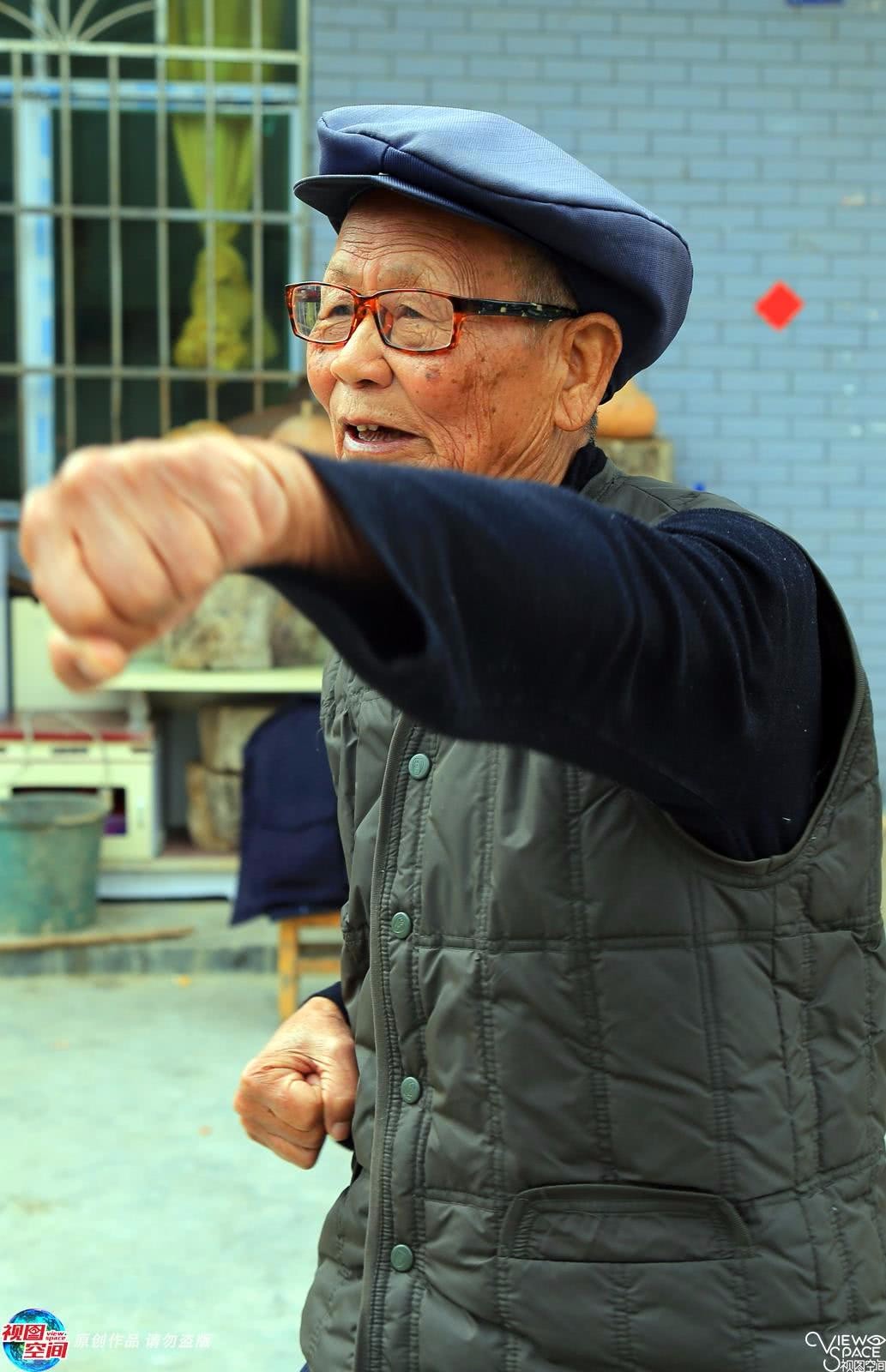 同门师兄弟练狼兵拳60年堪比战狼动作虎虎生威