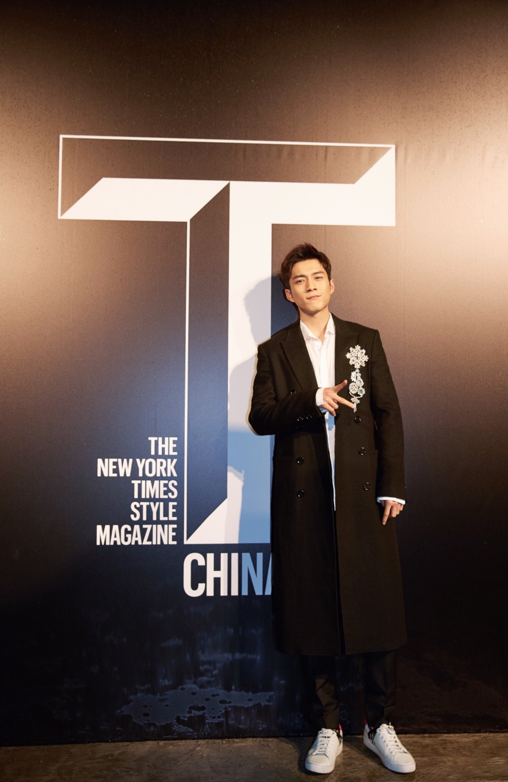 韩东君轻松演绎时髦派对装束 剪刀手尽显男孩气