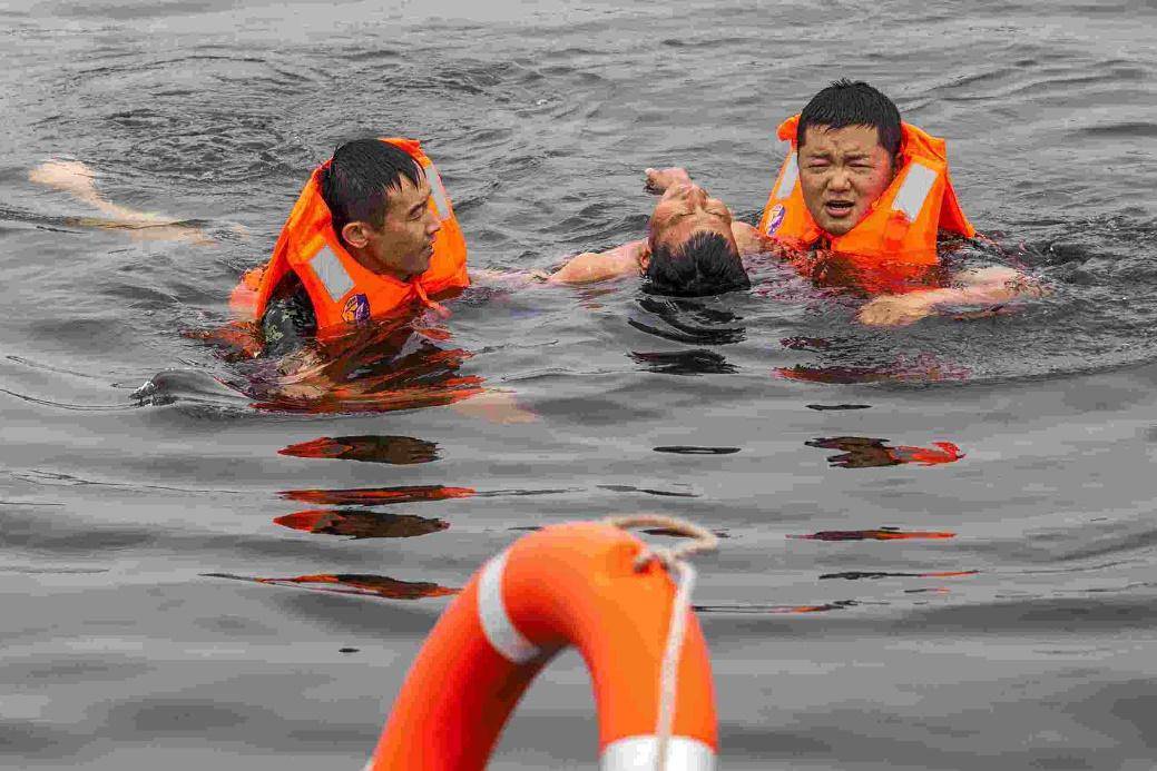 不但可以海上救援臻迪powerdolphin小海豚还是一个娱乐专家