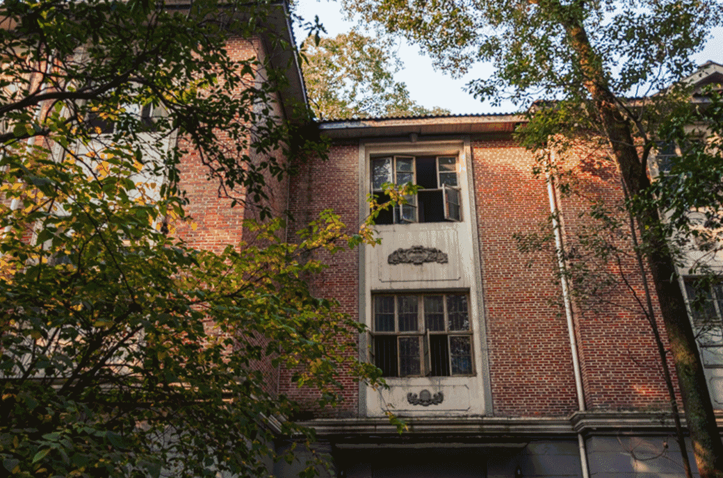 作为全成都最擅长自黑的大学,他还享有"二仙桥恐龙研究基地"的"爱称".