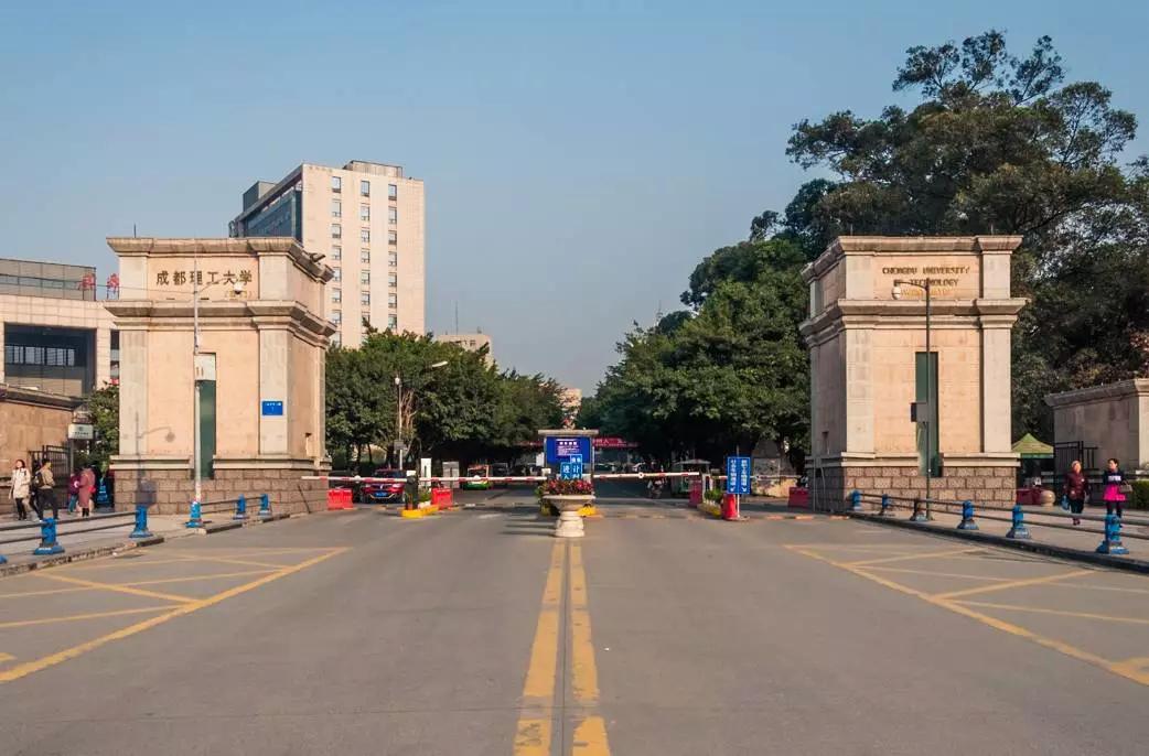 作为全成都最擅长自黑的大学,他还享有"二仙桥恐龙研究基地"的"爱称".