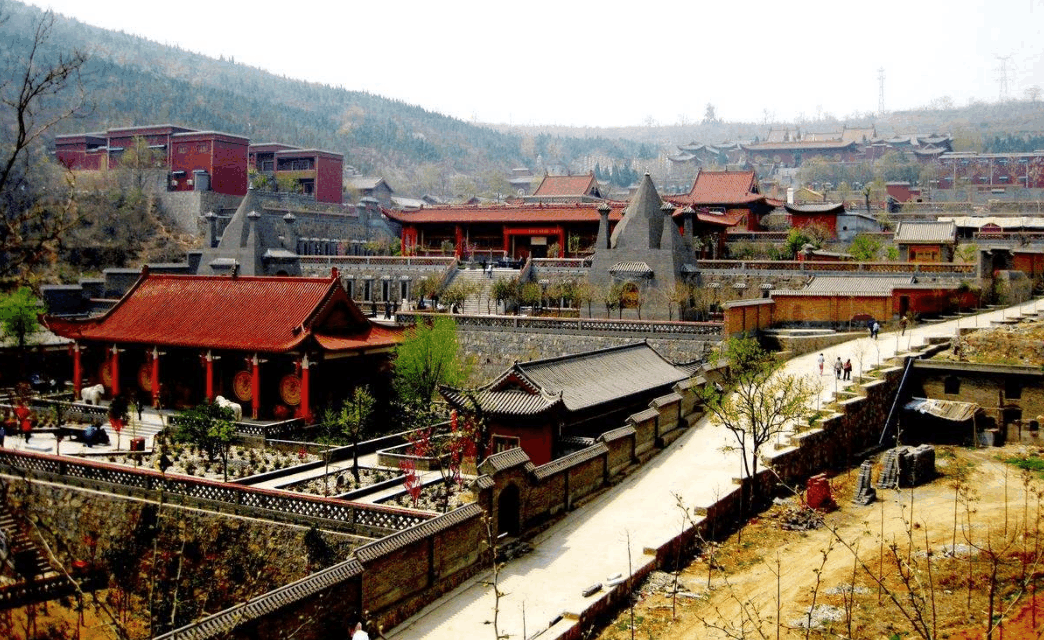 位于河南省焦作市的修武县西村乡当阳峪村,有一座寺庙,全名叫做圆融无