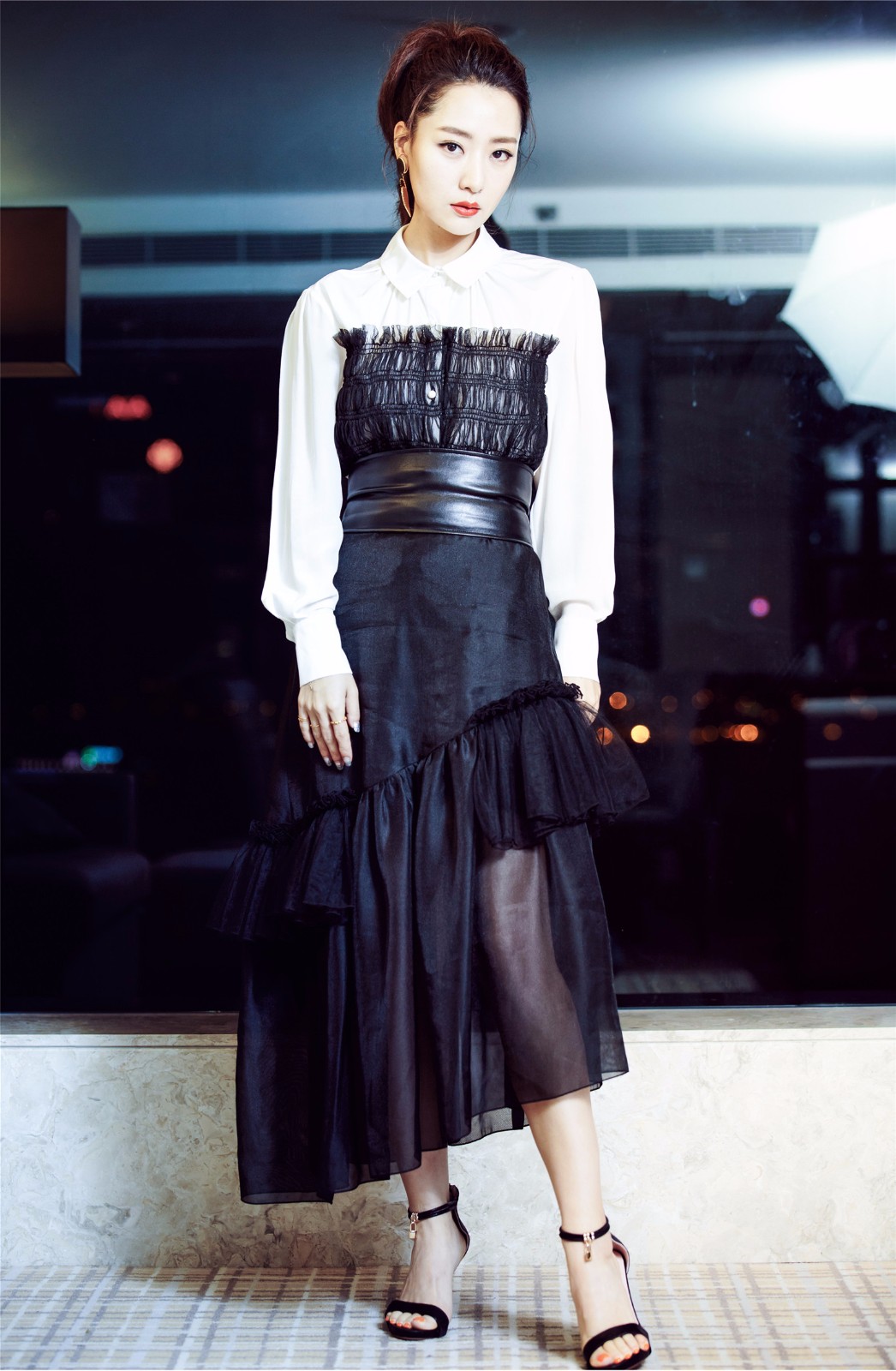 白冰与王家卫御用摄影闪耀红毯 《宇宙有爱浪漫同游》香港首映