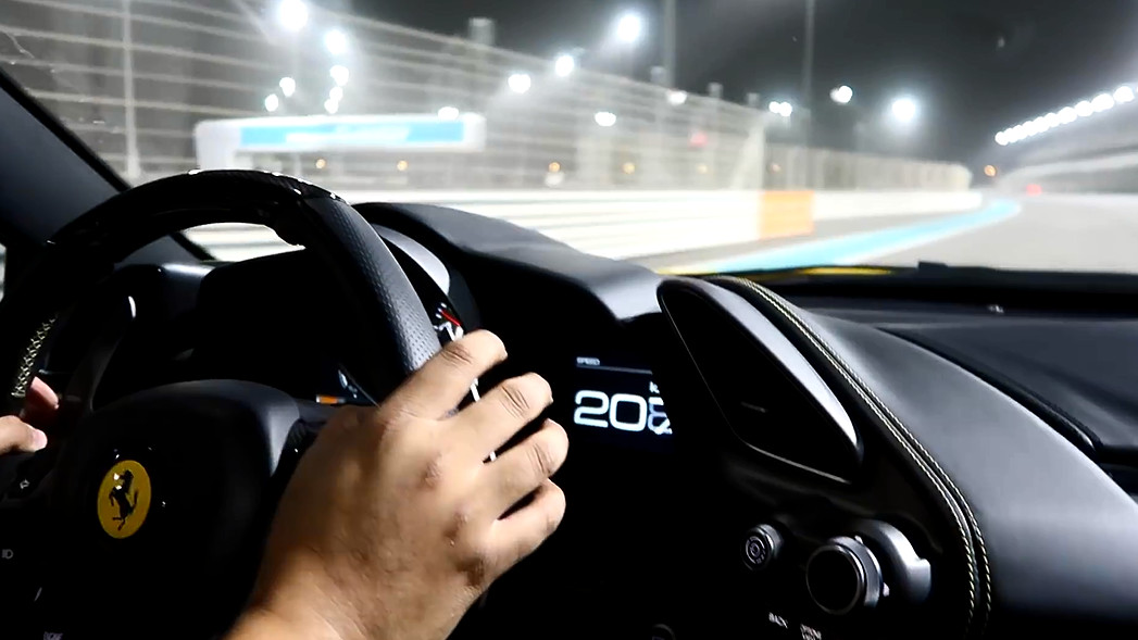 小伙开着法拉利参加迪拜超跑聚会,到了现场后决定回去