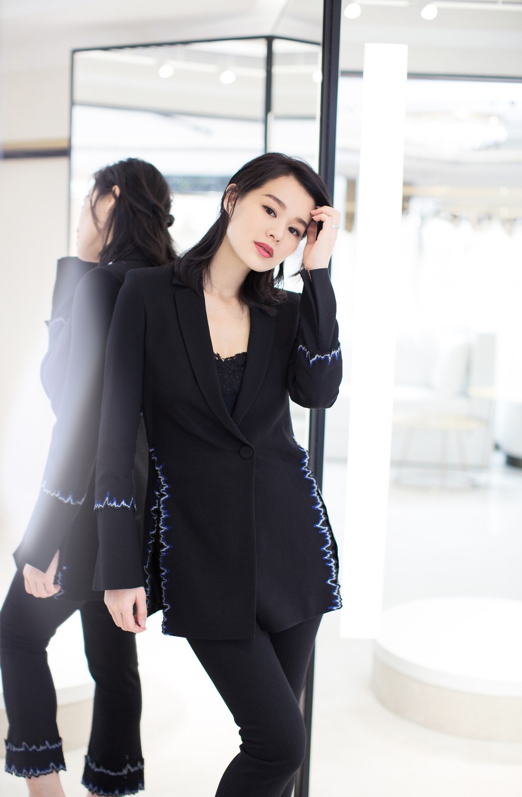 精致辣妈!胡杏儿黑西装搭蕾丝 利落优雅