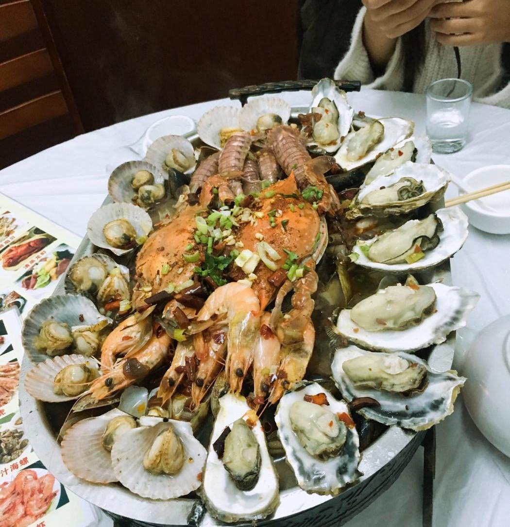 旅游在青岛能吃上这么一大桌子海鲜真是有口福啊,推荐大家去