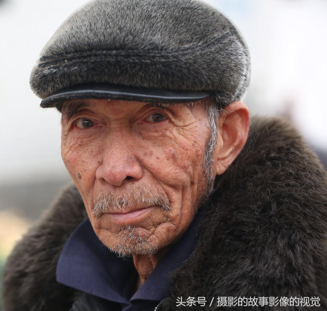 寒冬农村大集上的老人81岁老人打工日赚300元看看他们做的啥