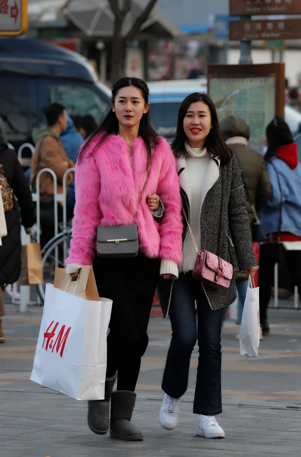 国内街拍:北京时尚潮人齐聚三里屯,共同诠释冬季魅力