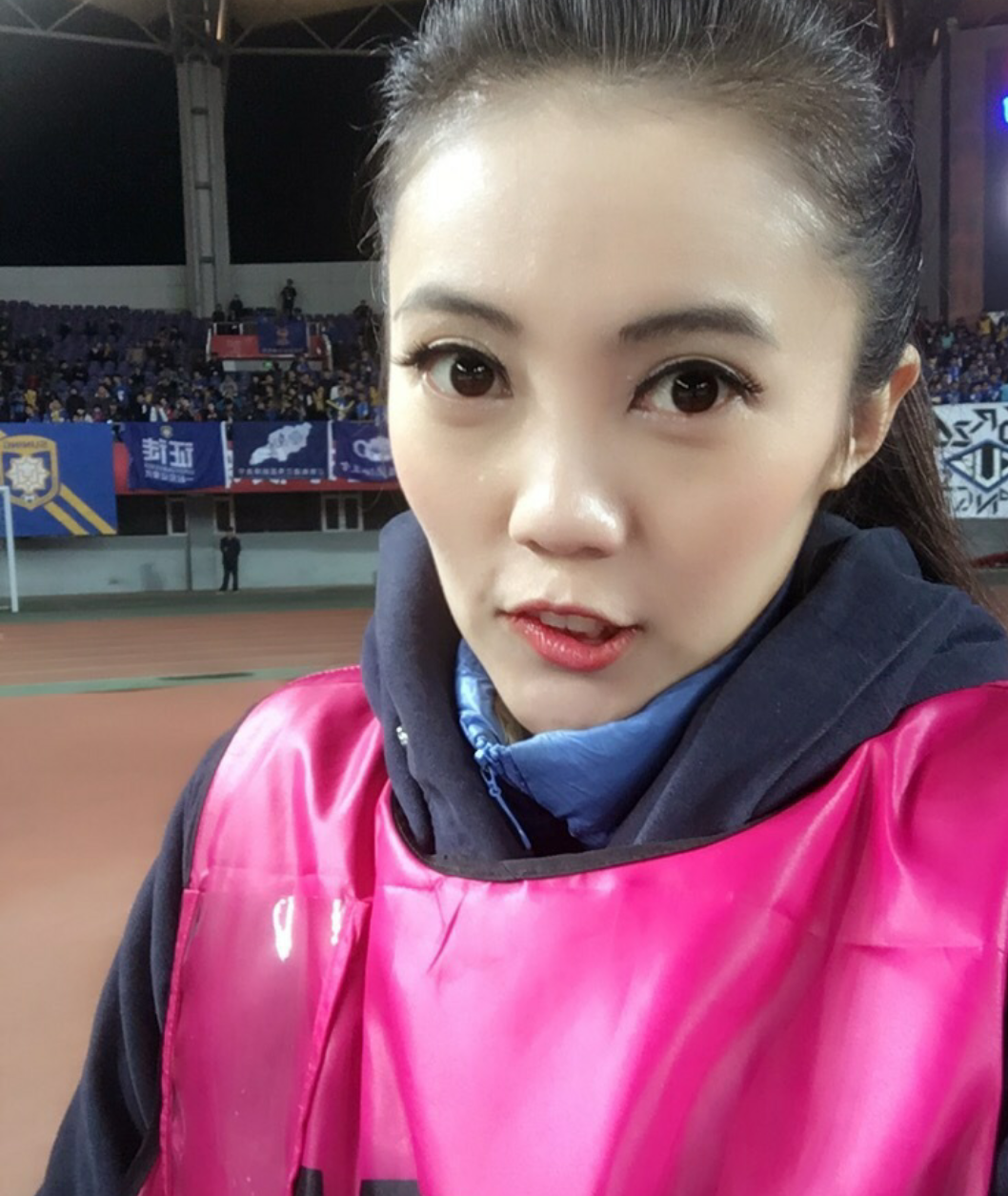 中国女足跟队记者艾婷婷,漂亮魅力,知书达礼,亭亭玉立