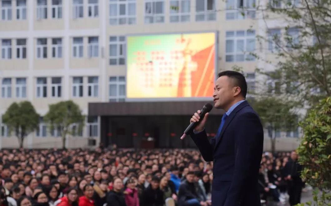 利川五中高考百日誓师大会震撼现场…