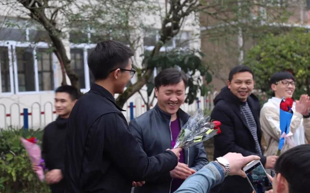 利川五中高考百日誓师大会震撼现场…