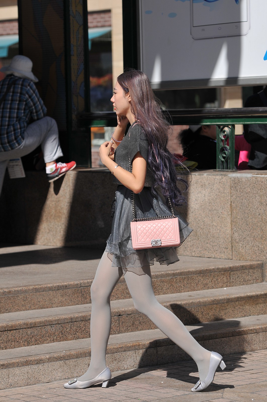 街拍  特色的灰色系灰丝  高颜值美女