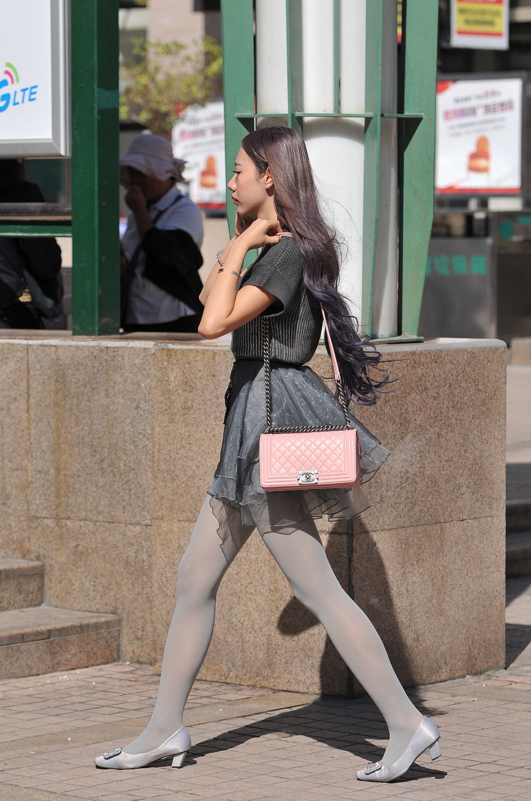 街拍  特色的灰色系灰丝  高颜值美女