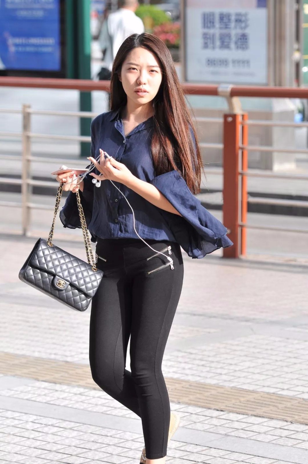 爱时尚:娇柔的身姿软玉温香,穿紧身黑裤的性感姐姐