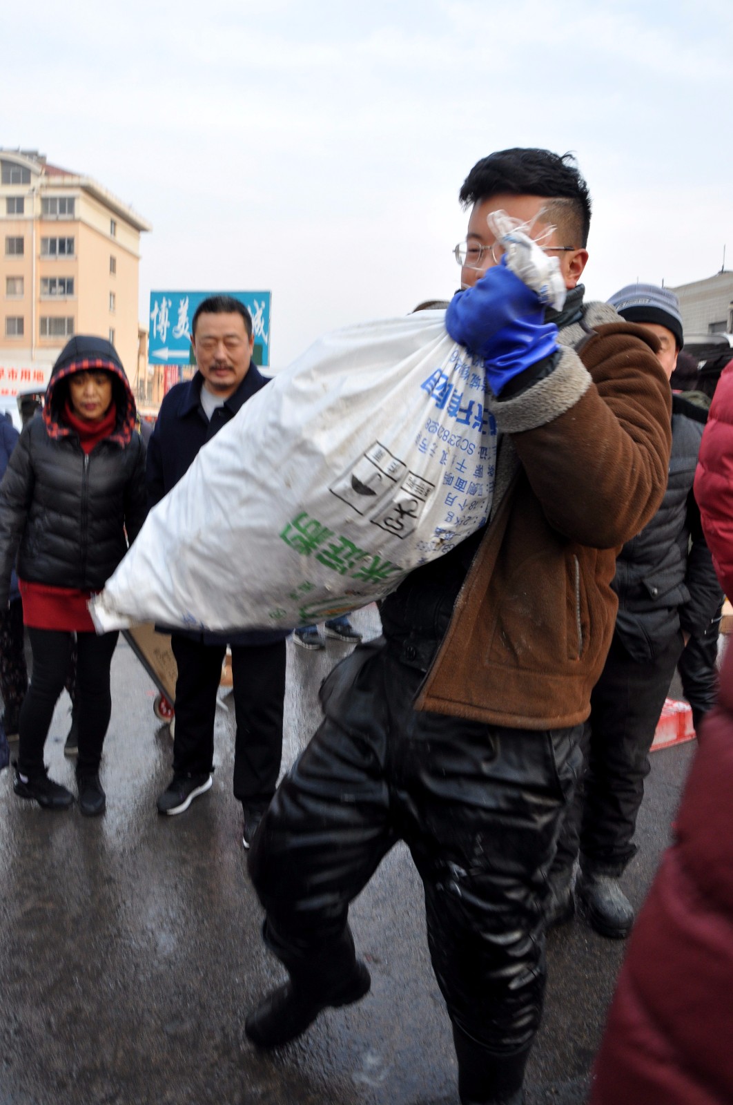 青岛早市 卖大虾小伙 扛麻袋去隔壁买海鲜 10元两斤 便宜"大补"