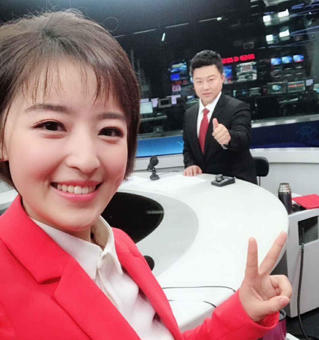 足球美女主持人杨茗茗,主持清新自然,优雅稳重,深受球迷爱戴