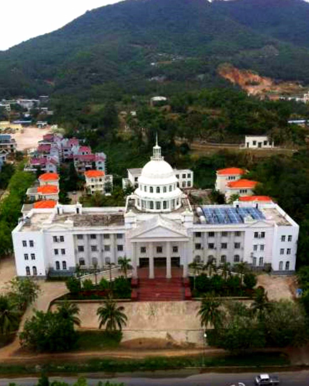 海南三亚现最牛山寨白宫建筑外部简陋内部豪华