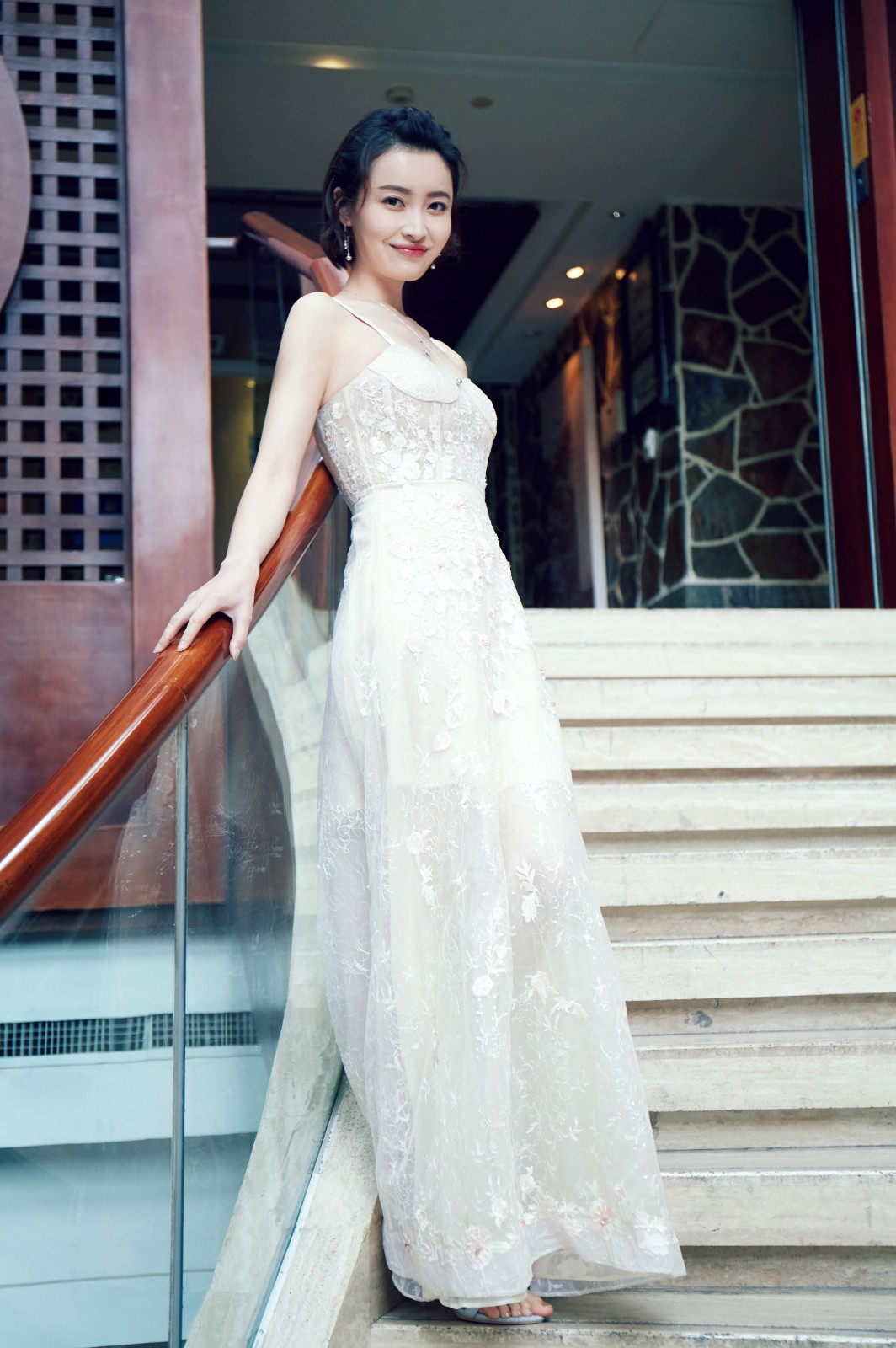 杨菲洋深情献唱"匠心盛典" 人美歌甜一致受好评