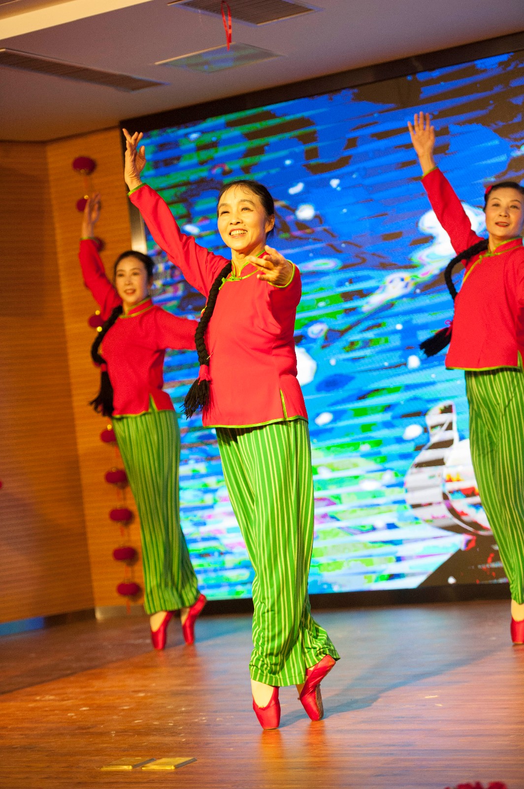 合肥社区六十多岁大妈跳芭蕾舞成网红|网红|大妈|邻居节_新浪新闻