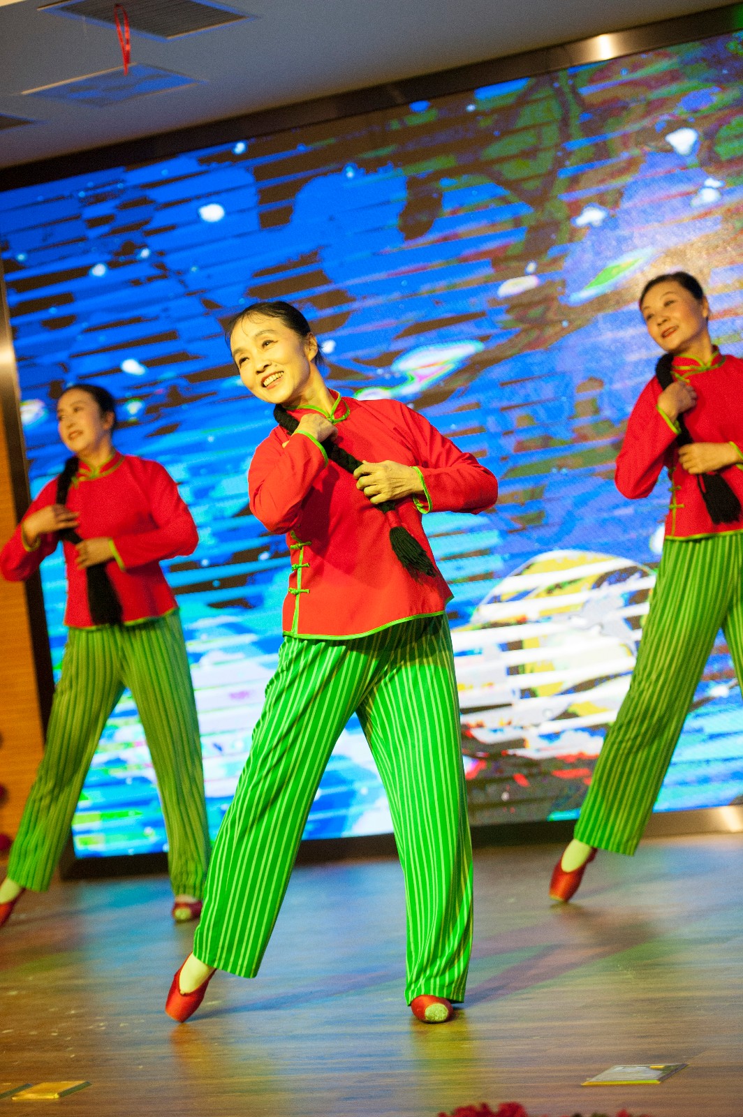 合肥社区六十多岁大妈跳芭蕾舞成网红|网红|大妈|邻居节_新浪新闻