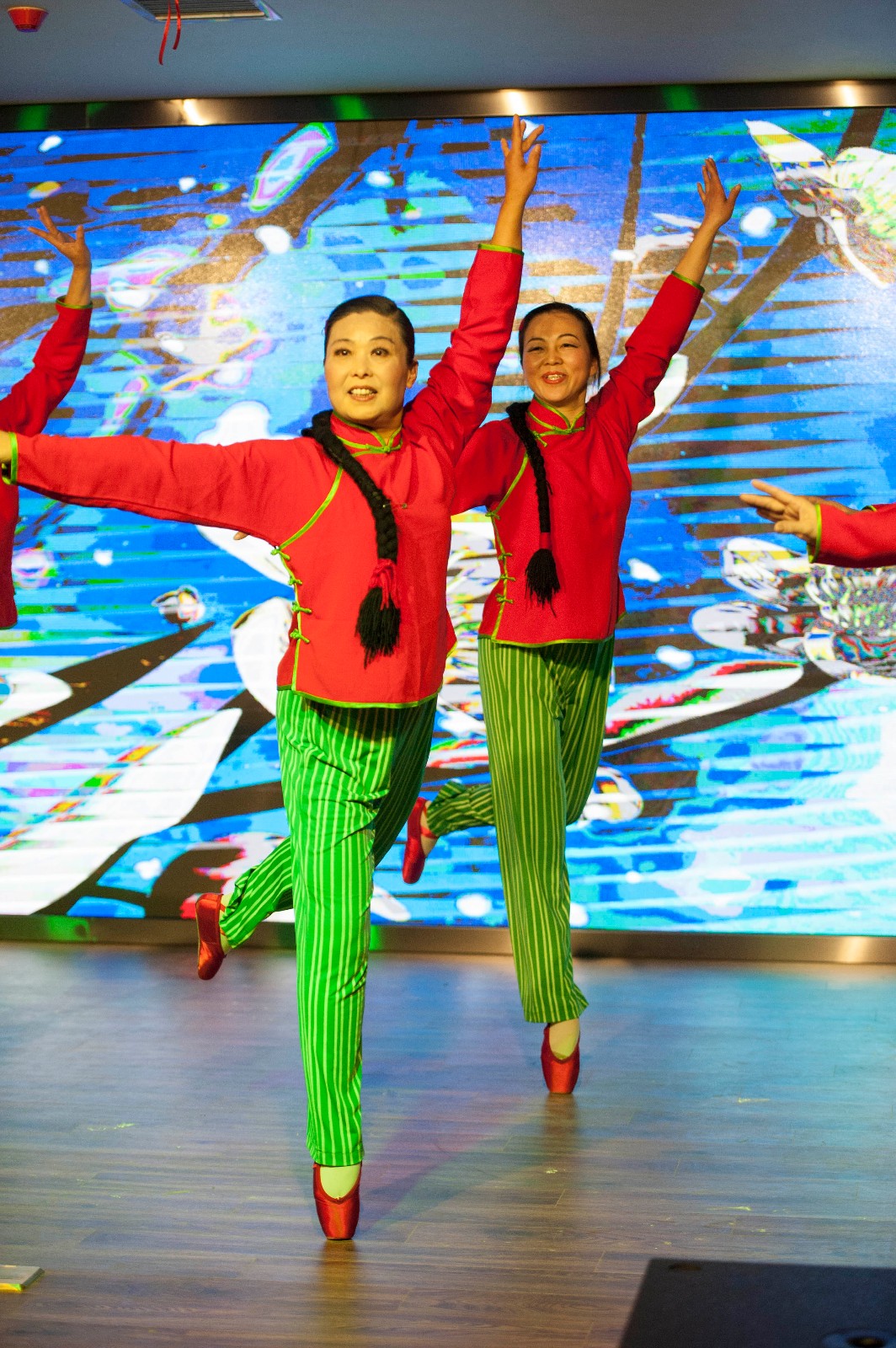 合肥社区六十多岁大妈跳芭蕾舞成网红|网红|大妈|邻居节_新浪新闻