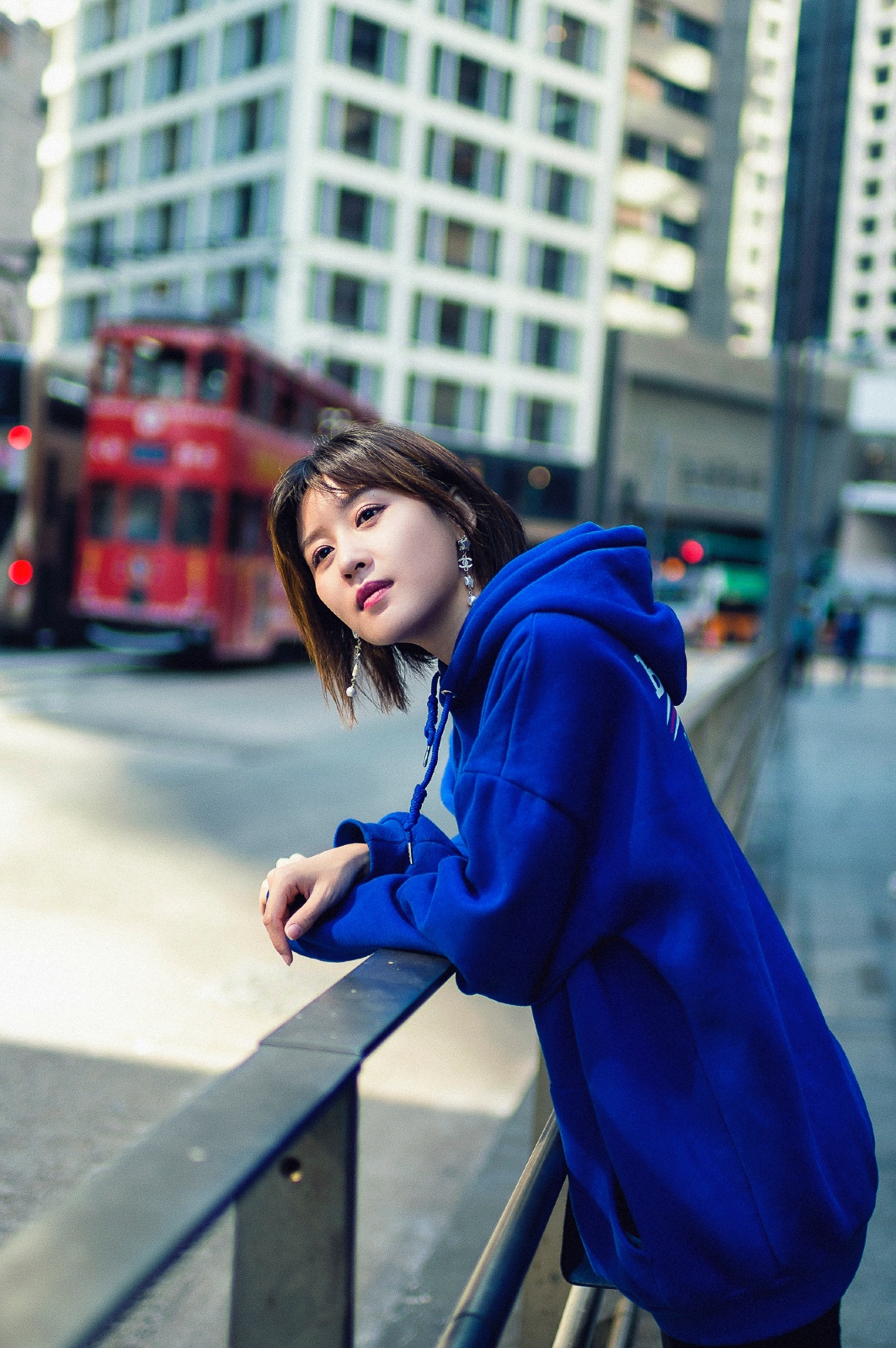 青年演员田一希香港拍写真 萌妹暖阳随性展朝气|田一希|朝气|青年_新