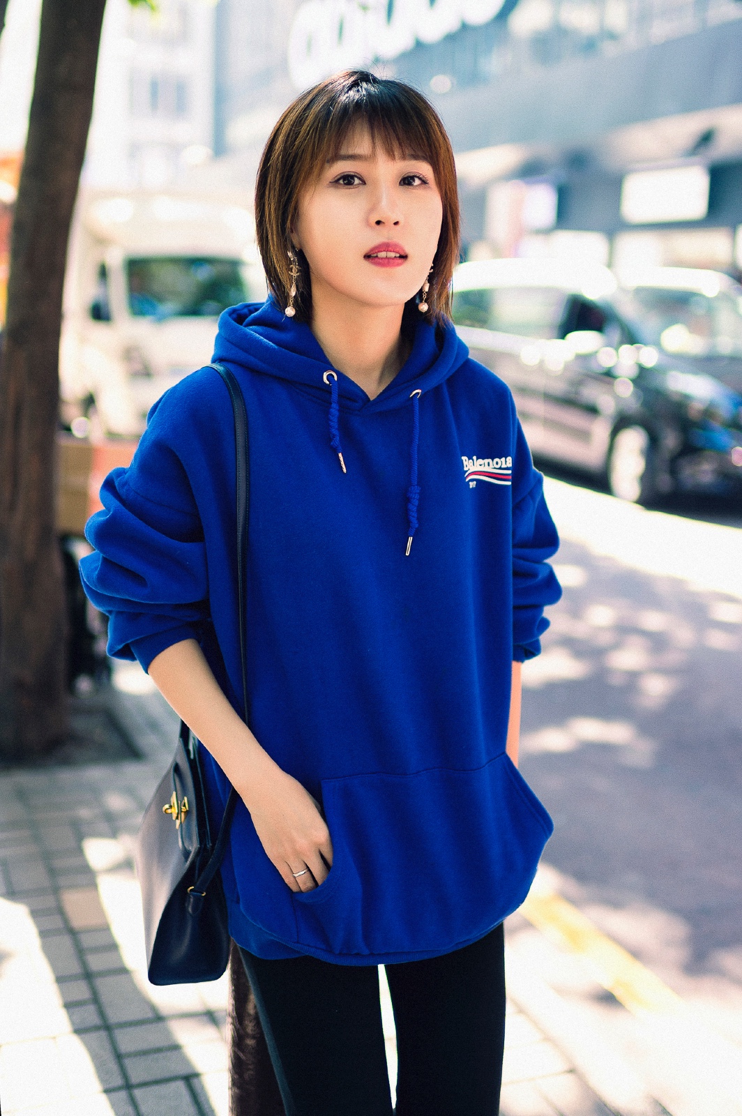 青年演员田一希香港拍写真 萌妹暖阳随性展朝气|田一希|朝气|青年_新