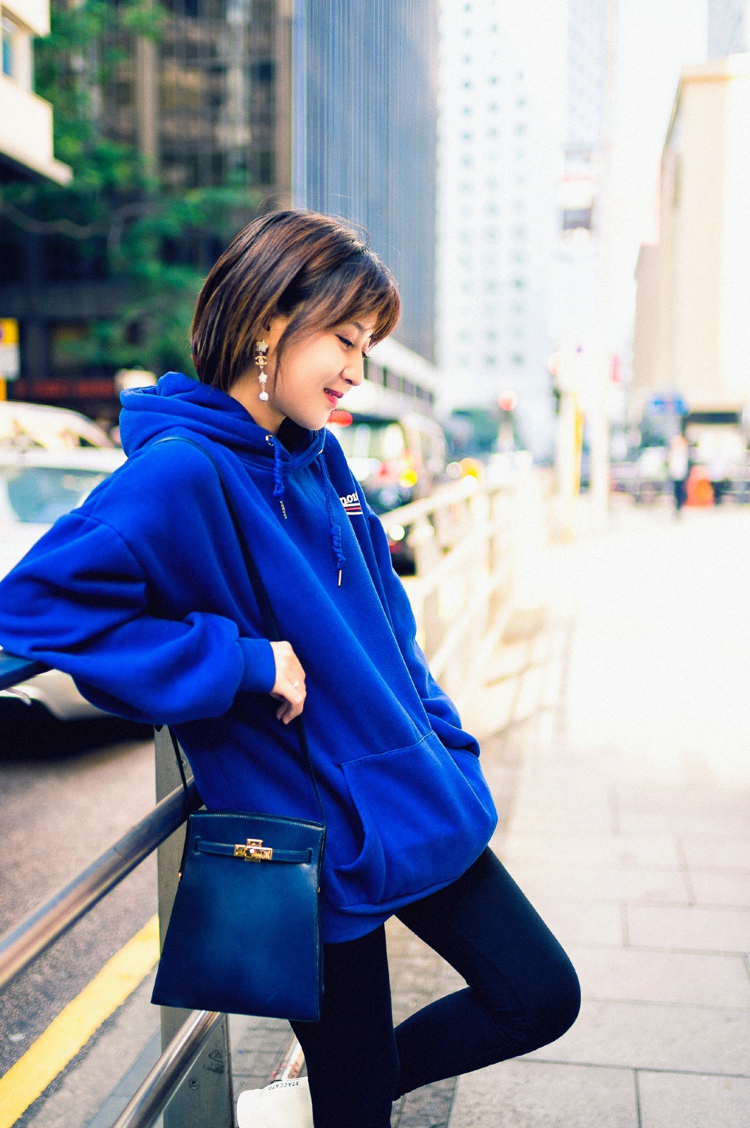 青年演员田一希香港拍写真 萌妹暖阳随性展朝气|田一希|朝气|青年_新