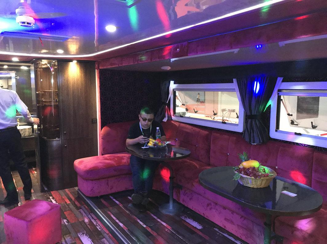 10米ktv房车 给您的营地景区里添加更多的娱乐活动