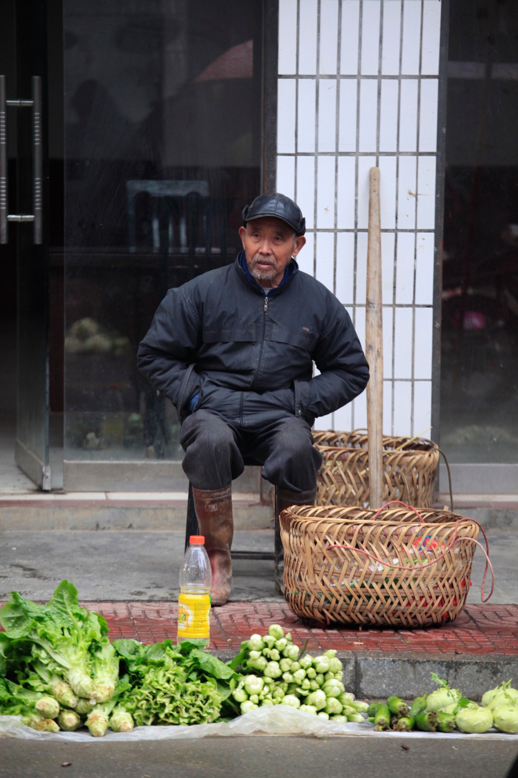 李想兰老人十分高兴地挑着空菜篮子往回赶,脚步依然匆忙.