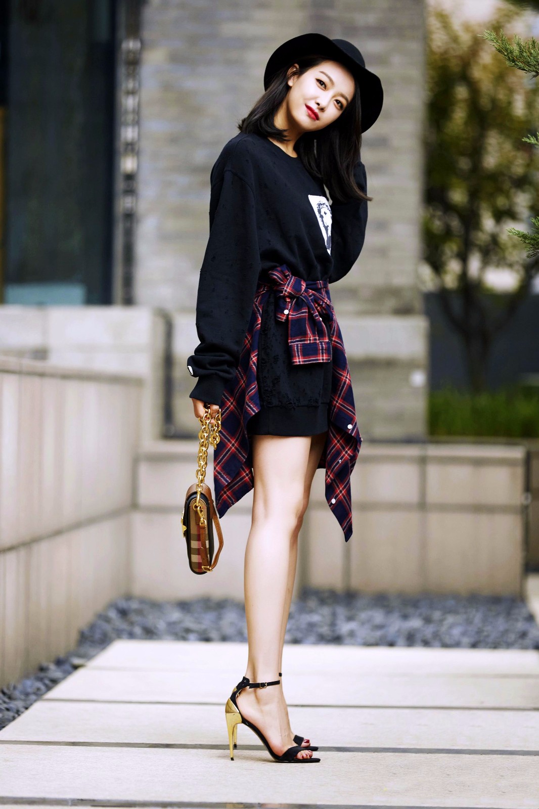 宋茜出院素颜照曝光,返泰国拍戏被偶遇,网友:皮肤也太好了