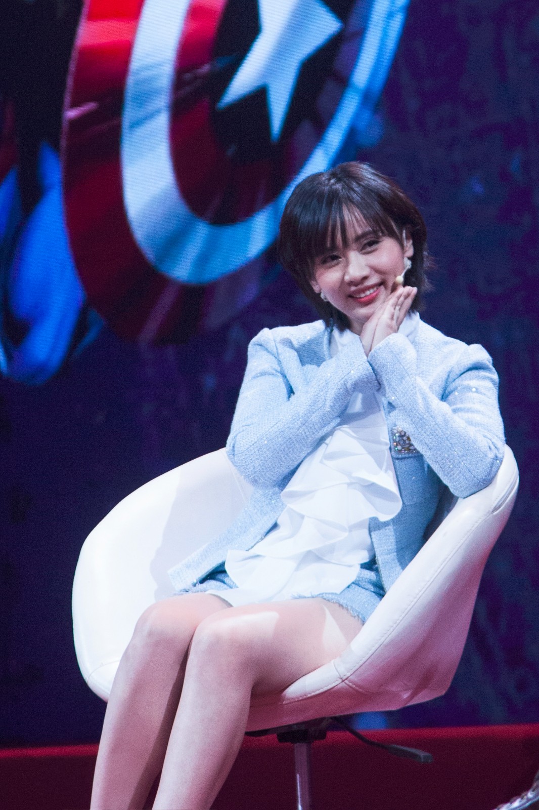 梁缘惊艳亮相《佳片有约》 造型清丽有格调