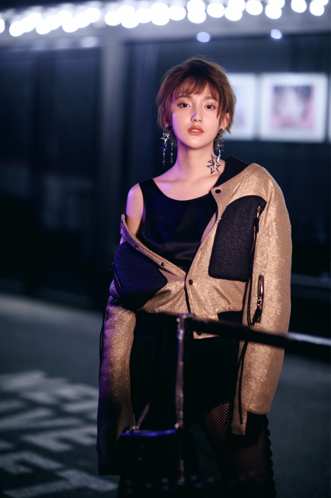 艾晓琪夜晚街拍香肩外露 高冷御姐大放"眼神杀"