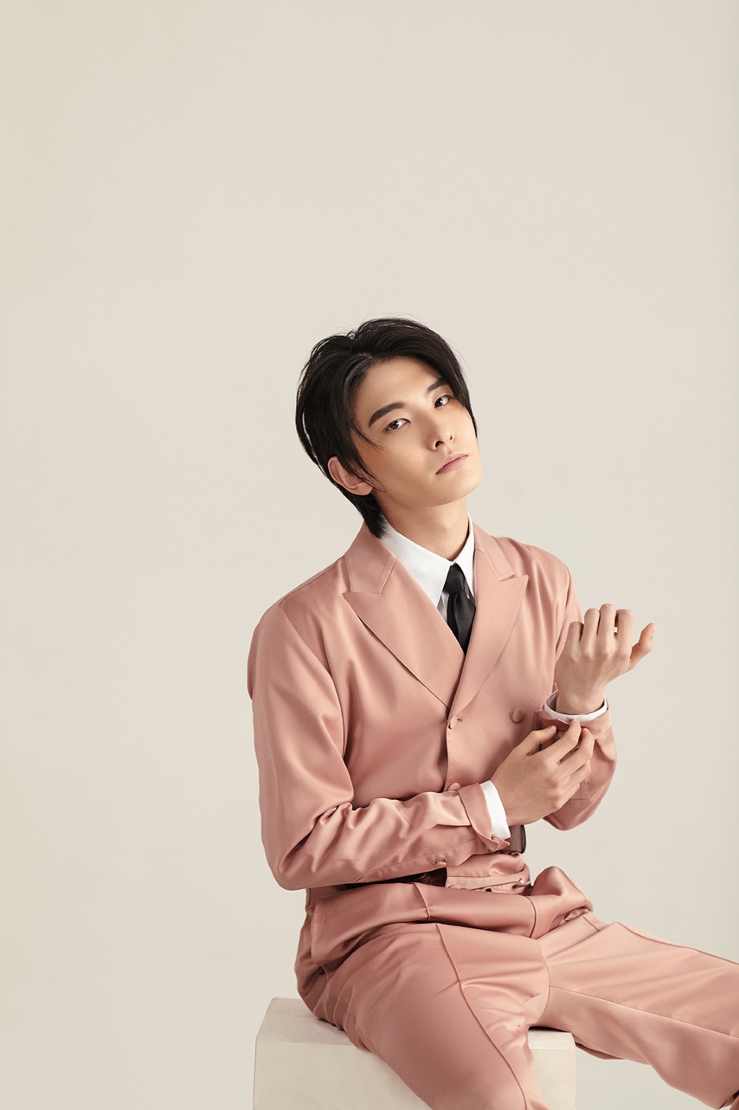 《艳势番之新青年》冷傲睿医王瑞昌海报曝光 热血不羁书写传奇