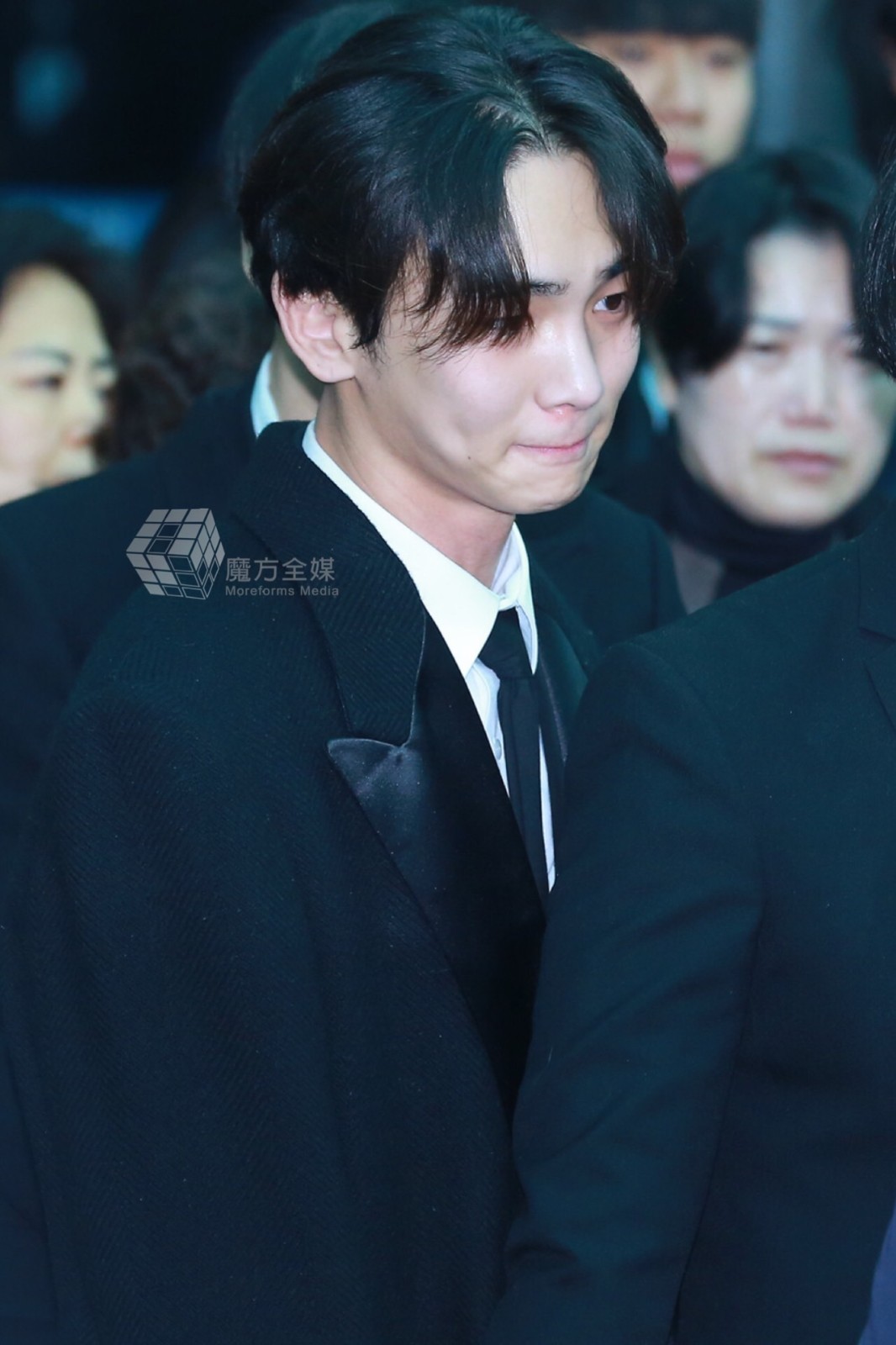金钟铉出殡shinee兄弟悲痛送行sm家族哭成泪人