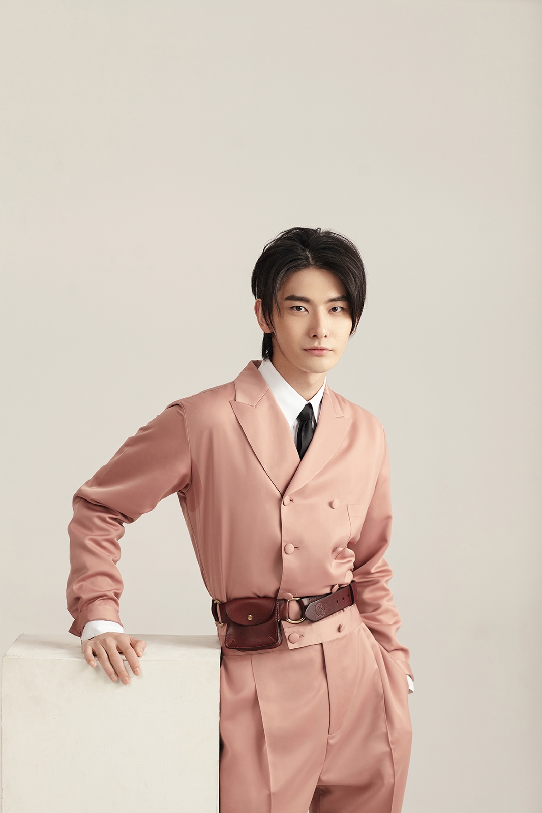 《艳势番之新青年》冷傲睿医王瑞昌海报曝光 热血不羁书写传奇