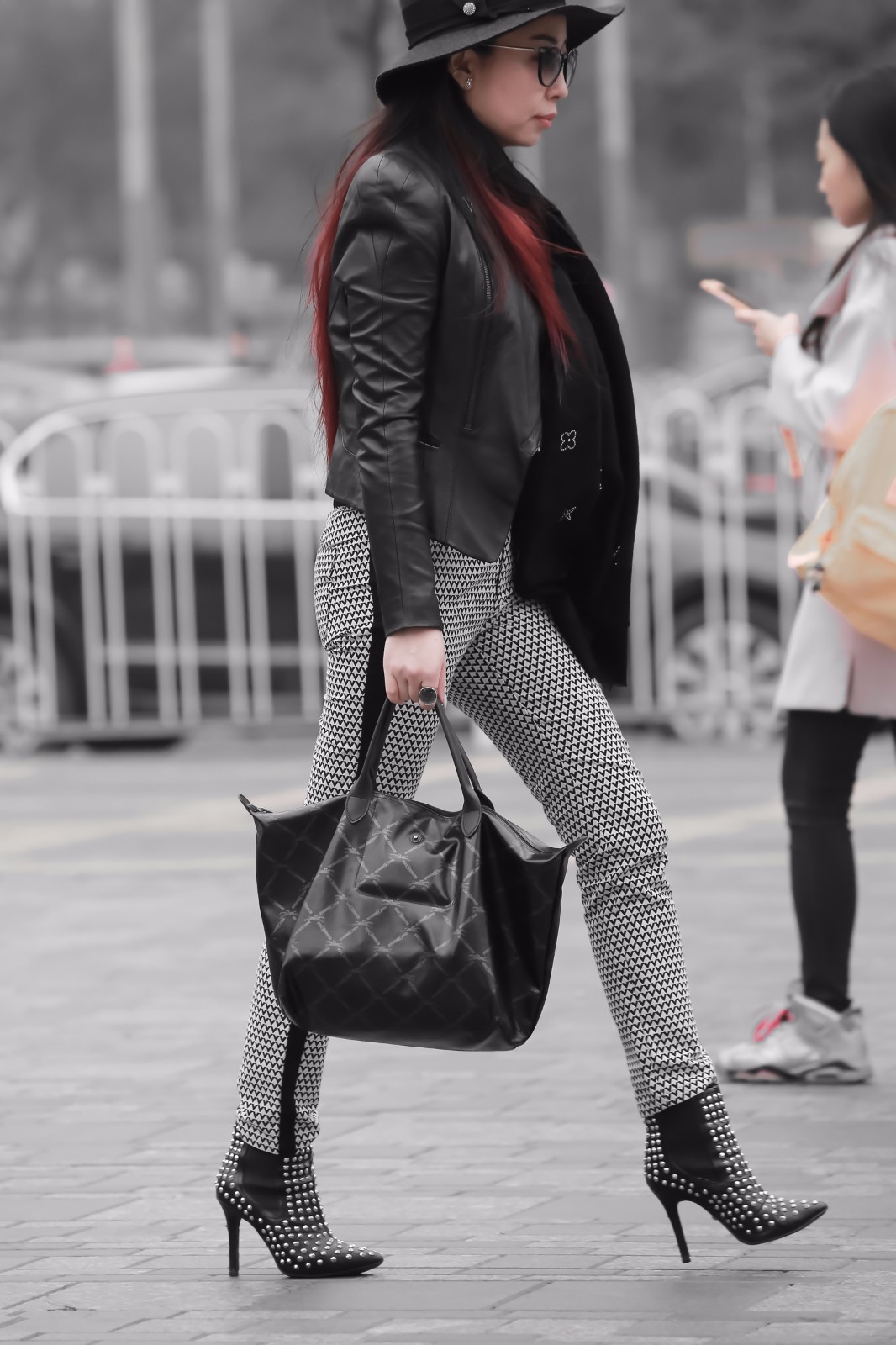 街拍:时尚美女如何完美演绎皮衣机车装搭配