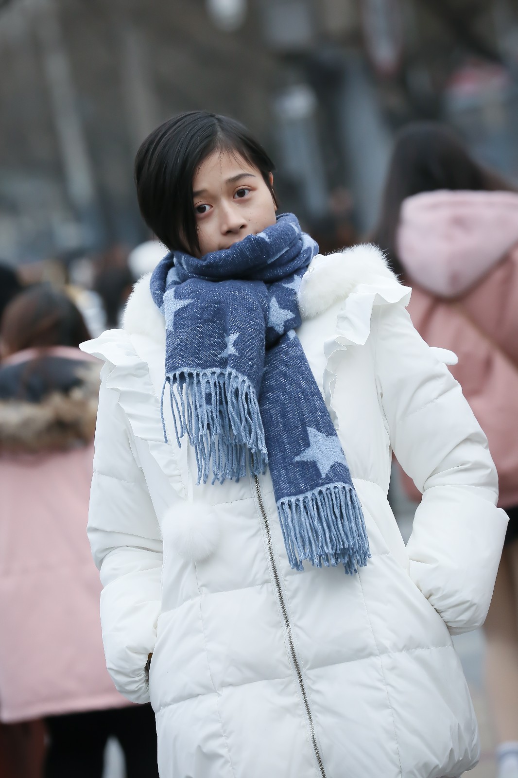 冬日时尚街拍刚毕业的灵动小女生演绎白色系搭配