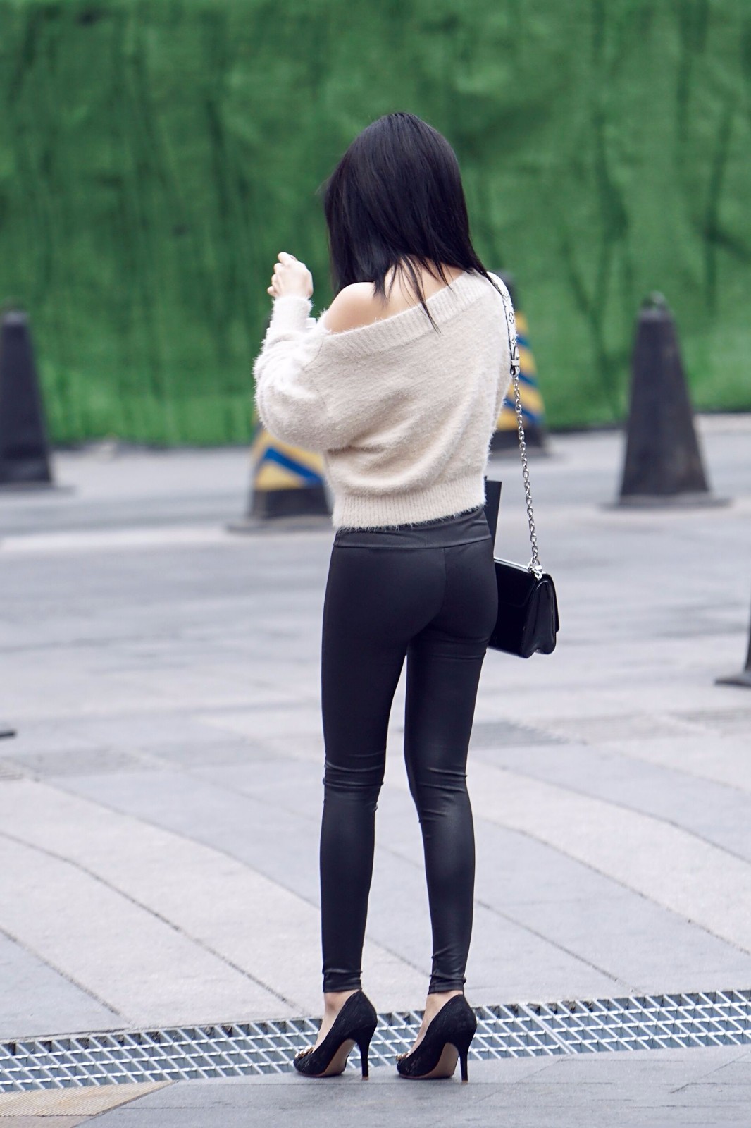 街拍黑色紧身牛仔裤的美女非常潮味很有气场