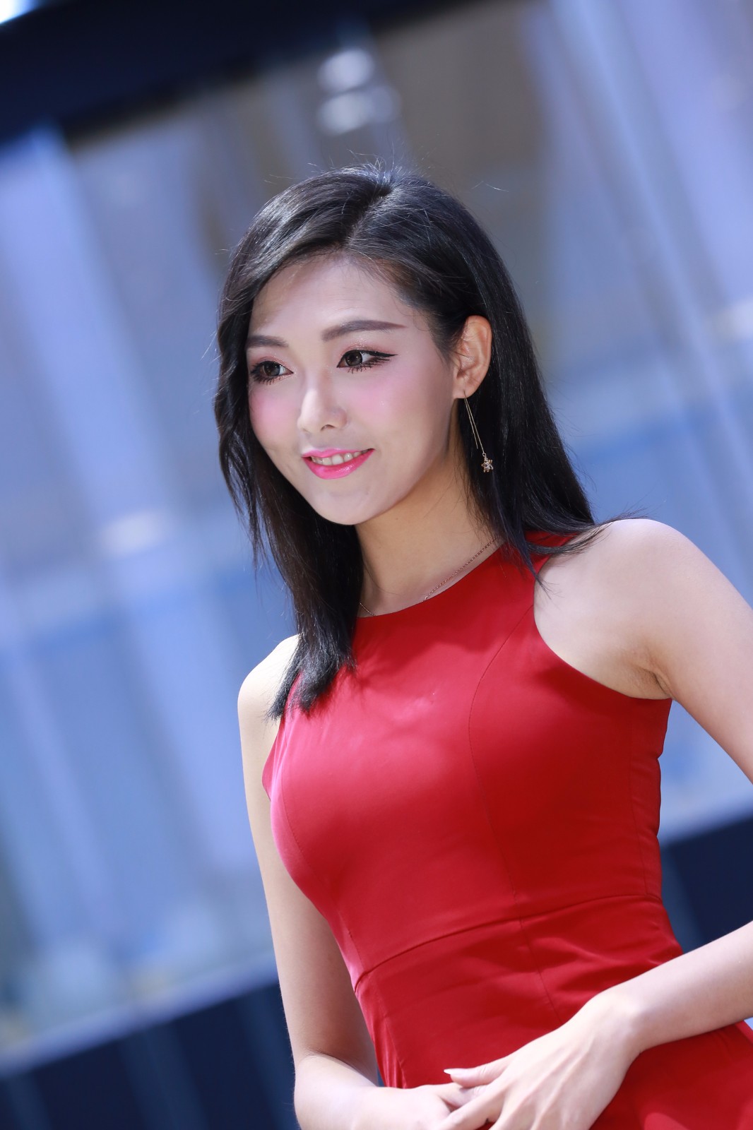 2017广州车展红衣车模魅力出镜