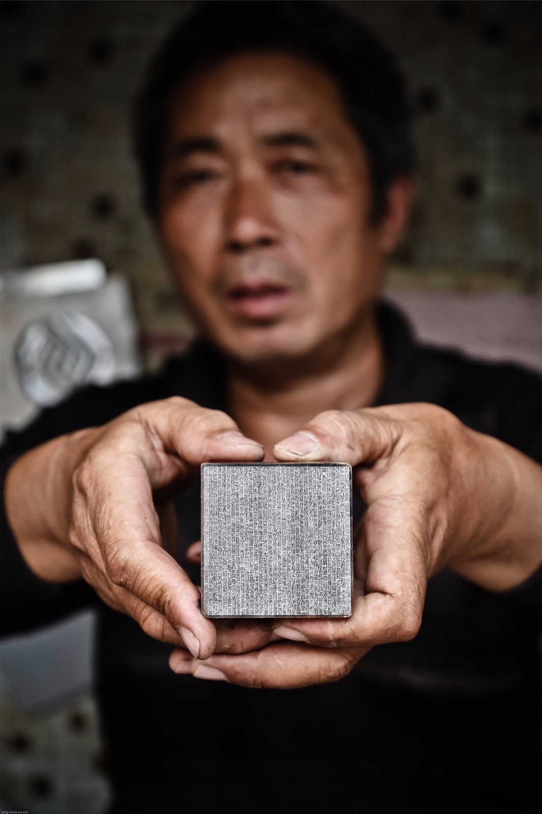 7旬老人方寸石头篆刻千余字 40年刻章苦无人传承